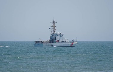Rehoboth Beach, Delaware, ABD - 12 Ağustos 2023 ABD Sahil Güvenlik gemisi Başkan Joe Biden 'ın bölgedeki ziyareti nedeniyle körfezde.