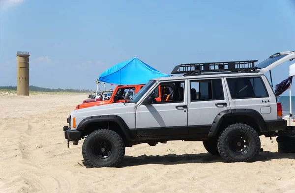 Rehoboth Beach, Delaware, ABD - 12 Ağustos 2023 - Ehliyetli araçlar Cape Henlopen State Park ve Gordon 's Pond plaj bölgesinde yazın park halindeler.