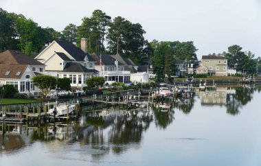 Rehoboth Sahili, Delaware, ABD - 8 Temmuz 2023 Körfez kıyısındaki lüks rıhtım evleri manzarası