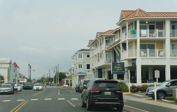 Bethany Beach, Delaware, ABD - 8 Temmuz 2023 Hollywood Caddesi 'ndeki trafik ve apartman manzarası