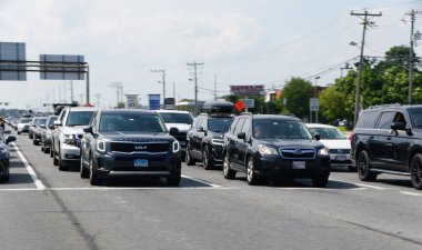 Rehoboth Beach, Delaware, ABD - 12 Ağustos 2023 Yazın 1. Otoyol 'da arabalar ve trafik