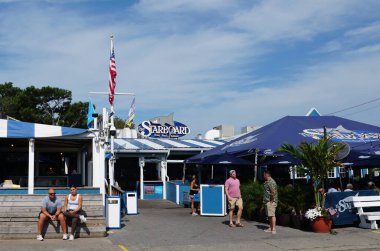 Dewey Beach, Delaware, ABD - 8 Ağustos 2023 - Sancak tarafındaki ünlü restoran ve bar manzarası