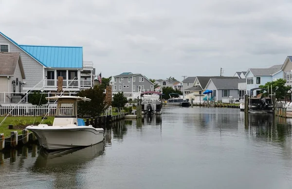フェンウィック島 デラウェア アメリカ 2023 湾でボートドックを持つウォーターフロントの家の景色 ストック写真