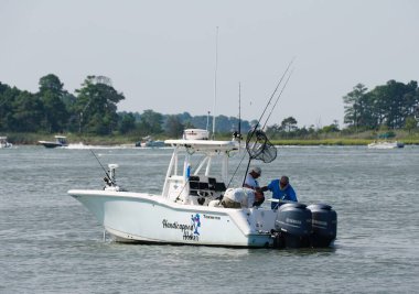 Bethany Sahili, Delaware, ABD - 18 Ağustos 2023 - Balıkçılar yazın Indian River Körfezi yakınlarında balıkçılık yapıyorlar.