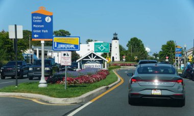 Rehoboth Beach, Delaware, ABD - 18 Ağustos 2023 Rehoboth Bulvarı kavşağındaki trafik