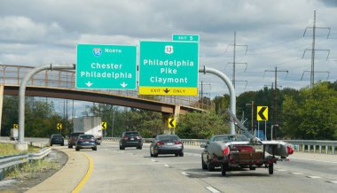 Wilmington, Delaware, ABD - 15 Ekim 2023 Güneşli bir günde 495 Kuzey Otobanı 'ndaki Philadelphia' ya giden trafiğin manzarası