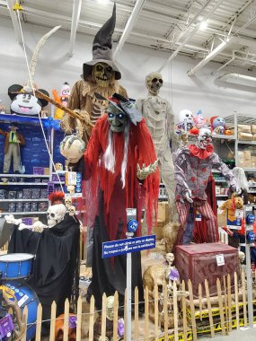 Wilmington, Delaware, ABD - 23 Eylül 2023 Cadılar Bayramı gösterileri ve indirimdeki karakterler