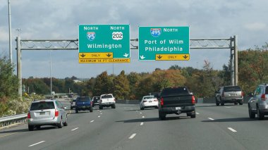 Wilmington, Delaware, ABD - 21 Ekim 2023 Otoyoldaki trafik 95, 202. Yol ve 495.