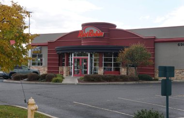 Lansdale, Pennsylvania, ABD - 21 Ekim 2023 Red Robin restoranının binası