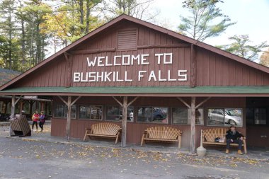 Poconos County, Pennsylvania, ABD - 21 Ekim 2023 - Bushkill Falls 'a hoş geldin işareti