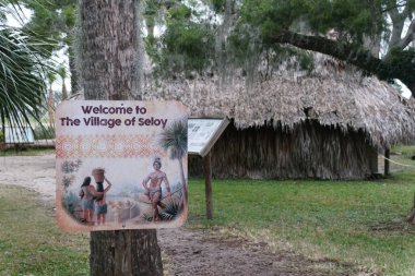 St. Augustine, Florida, ABD - 18 Kasım 2023 Seloy Köyü ziyaretçilerini karşılayan bir tabela