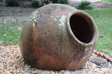St. Augustine, Florida, ABD 'deki Gençlik Arkeoloji Parkı' ndaki büyük kilden kavanozu kapat.