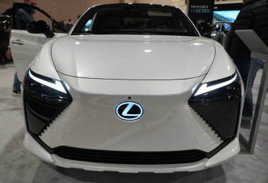 Philadelphia, Pennsylvania, ABD - 14 Ocak 2024 - 2024 Lexus RZ 450e tam elektrikli SUV 'nin beyaz inci renginin ön görüntüsü