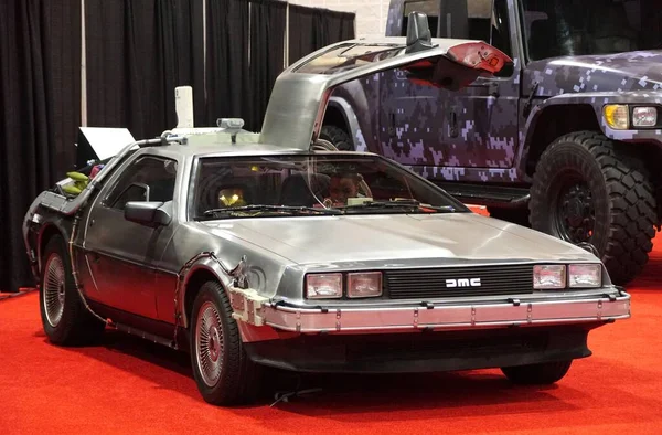 Philadelphia, Pennsylvania, ABD - 14 Ocak 2024 Geleceğe Dönüş filminde kullanılan gümüş renkli DMC DeLorean arabası