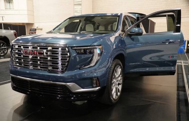 Philadelphia, Pennsylvania, ABD - 14 Ocak 2024 GMC Arcadia SUV açık mavi bir renk