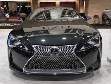 Philadelphia, Pennsylvania, ABD - 14 Ocak 2024 - 2024 Lexus LC 500 Coupe 'nin siyah renginin ön görüntüsü