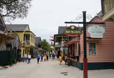 St. Augustine, Florida, ABD - 18 Kasım 2023 St. George Caddesi 'ndeki mağaza ve restoranların manzarası