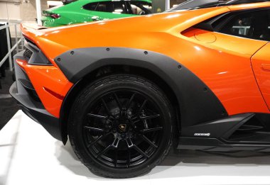 Philadelphia, Pennsylvania, ABD - 14 Ocak 2024 Lamborghini Huracan Sterrato spor arabasının turuncu renkli siyah alaşımlı tekerleği