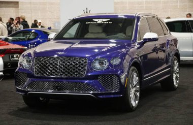 Philadelphia, Pennsylvania, ABD - 14 Ocak 2024 - Yeni 2024 Bentley Bentayga lüks SUV 'nin mor rengi