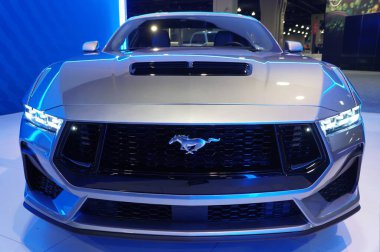 Philadelphia, Pennsylvania, ABD - 14 Ocak 2024 - Yeni 2024 Ford Mustang GT 'nin gümüş rengi