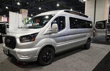 Philadelphia, Pennsylvania, ABD - 14 Ocak 2024 Ford Transit 'in yan görüntüsü