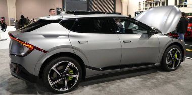 Philadelphia, Pennsylvania, ABD - 14 Ocak 2024 - Yeni 2024 Kia EV6 GT 'nin gümüş rengi