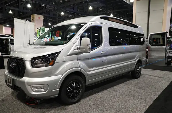 Philadelphia, Pennsylvania, ABD - 14 Ocak 2024 Ford Transit 'in yan görüntüsü