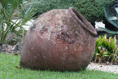 St. Augustine, Florida, ABD 'deki Gençlik Arkeoloji Parkı' ndaki büyük kilden kavanozu kapat.