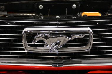 Philadelphia, Pennsylvania, ABD - 14 Ocak 2024 - 1965 Ford Mustang 'in ön etiketi ve gümüş ızgarası