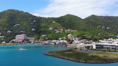 Körfezin havadan görünüşü, rıhtım binaları ve Tortola şehri, Britanya Virjin Adaları