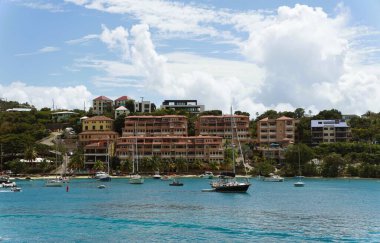 St John, ABD Virgin Adaları - 21 Şubat 2024 - Grande Bay Resort 'un rıhtım manzarası