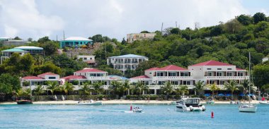 St John, ABD Virgin Adaları - 21 Şubat 2024 - Cruz Körfezi kıyısındaki otel ve tatil beldeleri