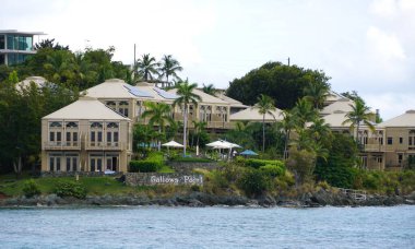 St John, ABD Virgin Adaları - 21 Şubat 2024 - Gallows Point rıhtım oteli ve Cruz Körfezi kıyısındaki tatil beldeleri