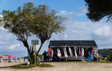 St John, ABD Virgin Adaları - 21 Şubat 2024 Long Bay Biftek Adası 'ndaki yerel satıcı ve hediyelik eşya dükkanı