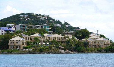 St John, ABD Virgin Adaları - 21 Şubat 2024 - Gallows Point rıhtım oteli ve Cruz Körfezi kıyısındaki tatil beldeleri