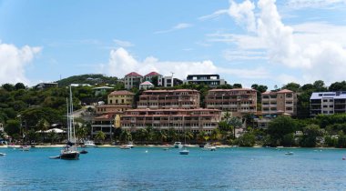 St John, ABD Virgin Adaları - 21 Şubat 2024 - Grande Bay Resort 'un rıhtım manzarası