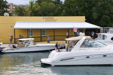 St John, ABD Virgin Adaları - 21 Şubat 2024 - ABD Gümrük ve Sınır Koruma Ofisi 'nin önüne özel botlar yanaştı