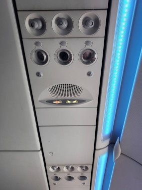 Essington, Pennsylvania, ABD - 18 Şubat 2024 - Yolcunun iç mekanı, üst ışıklar dahil, uçuş görevlisini ve ayarlanabilir klima vanasını aramak için düğmeler