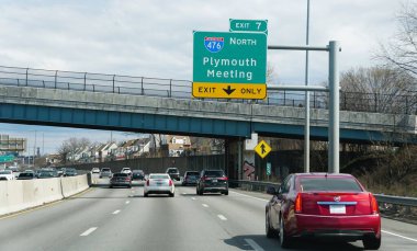 Chester, Pennsylvania, ABD - 9 Mart 2024 Kuzey Otobanı 476 Kuzey Otobanı 'ndan Plymouth Toplantısı' na giden 7. çıkışa doğru trafik