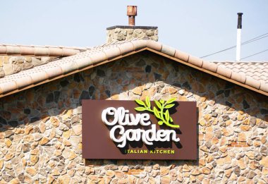 Lancaster County, Pennsylvania, ABD - 14 Mart 2024 Olive Garden restoranının resmi işareti