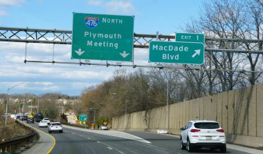 Medya, Pennsylvania, ABD - 9 Mart 2024 Plymouth Bulvarı ve McDade Bulvarı 'nın kuzeyindeki 476 numaralı otoban trafiği
