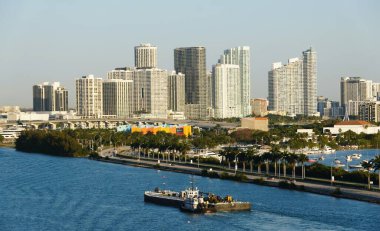 Miami Beach, Florida, ABD - 24 Şubat 2024 Güneşli bir günde şehir merkezinin, otobanın ve körfezin manzarası