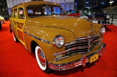 Philadelphia, Pennsylvania, ABD - 14 Ocak 2024 - 1949 Plymouth Özel Lüks İstasyon Vagonunun koyu bej rengi
