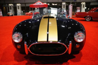 Philadelphia, Pennsylvania, ABD - 14 Ocak 2024 - 1965 Ford Era Cobra 427 2 kapılı üstü açık siyah ve altın çizgili