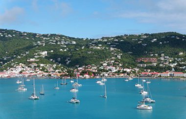 St. Thomas, ABD Virgin Adaları yakınlarındaki kasabayı gören körfezdeki özel yat ve teknelerin güzel manzarası.