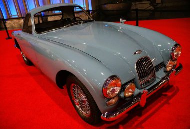 Philadelphia, Pennsylvania, ABD - 14 Ocak 2024 - 1965 Morgan 4 + açık mavi renkli iki kapılı spor araba