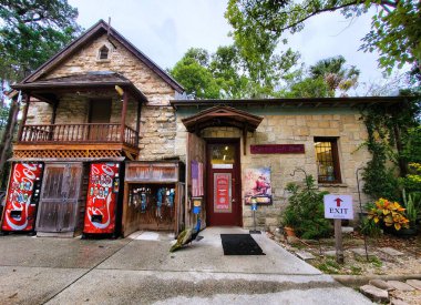 St. Augustine, Florida, ABD - 18 Kasım 2023 Ponce de Leon Gençlik Pınarı 'nın yanındaki İspanyol hediyelik eşya dükkanı