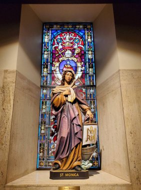 Florida, ABD - 18 Kasım 2023 St Augustine Katedrali 'nin içindeki St. Monica vitray penceresi