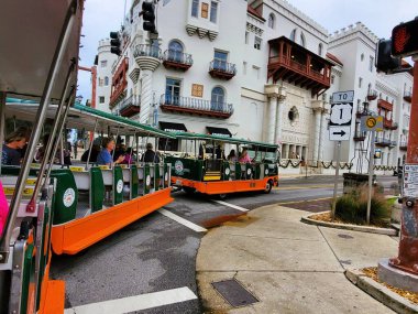 St. Augustine, Florida, ABD - 18 Kasım 2023 Yolcuları taşıyan Eski Şehir Tramvayı