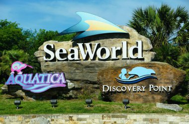 San Antonio, Teksas, ABD - 6 Nisan 2024 SeaWorld, Aquatica ve Discovery Point tabelası